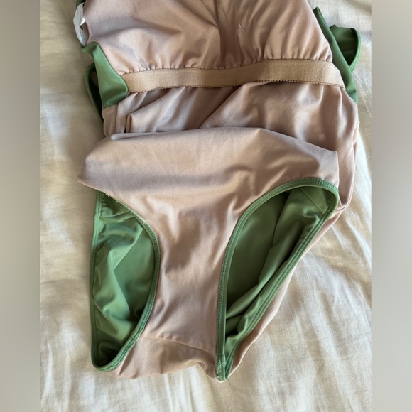 Kortni Jeane One Piece - Picture 3 of 5